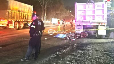 ESPANTOSO. Motociclista choca contra un camión estacionado y luego le pasa encima un tráiler