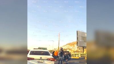 VIDEO: ‘Mejor no…’; motociclista encara a un conductor y huye al ver que traía pistola