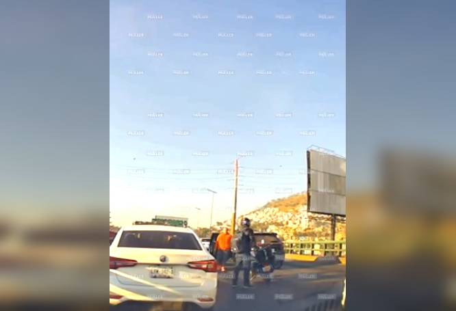VIDEO: ‘Mejor no…’; motociclista encara a un conductor y huye al ver que traía pistola