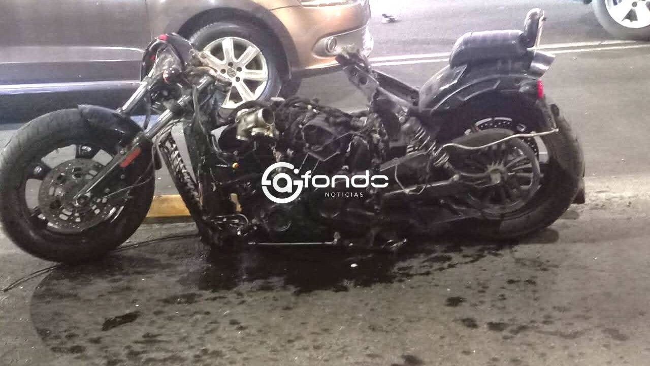 VIDEO. Motociclista iba en su Harley Davidson, cayó, se rompió la cabeza y perdió la vida