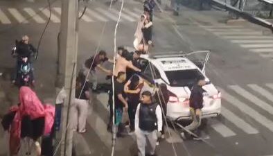 VIDEO. Turba sale a defender a vendedor de drogas y dan golpiza a policías