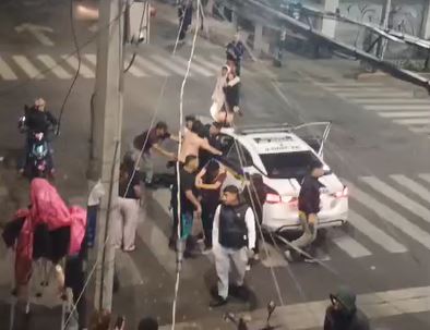 VIDEO. Turba sale a defender a vendedor de drogas y dan golpiza a policías