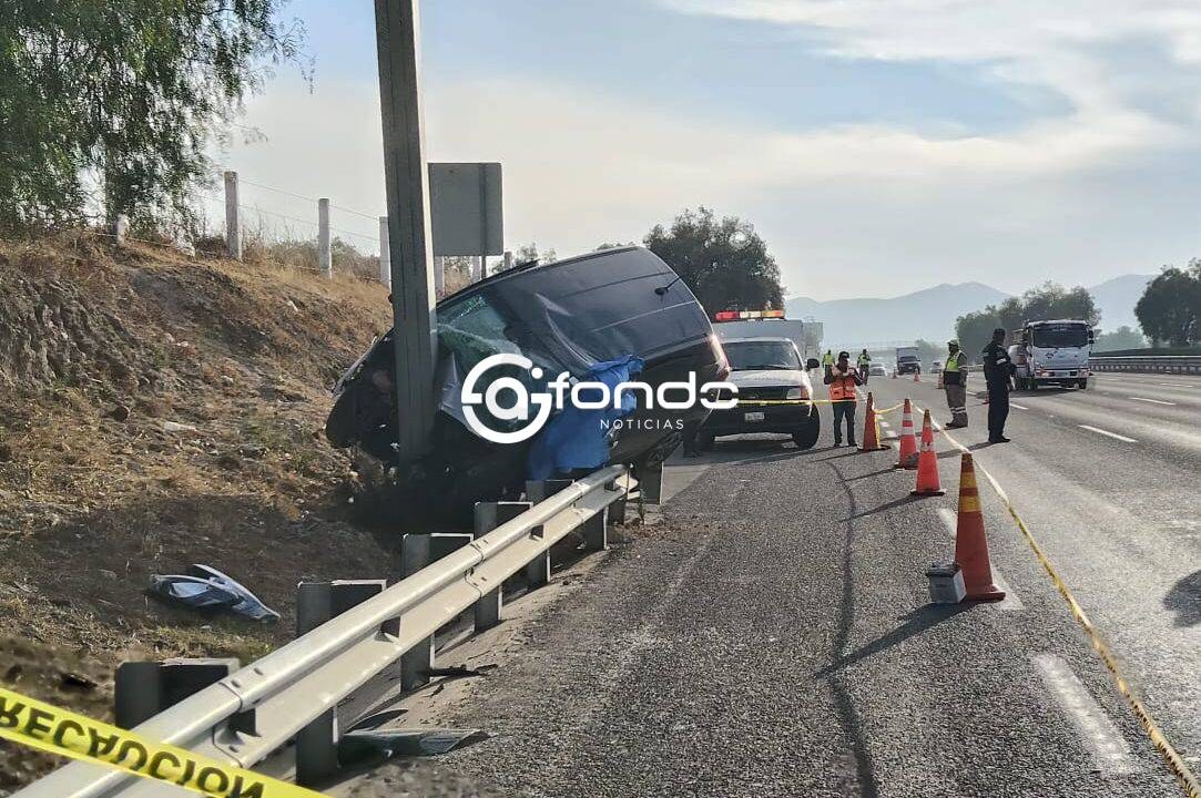TRAGEDIA. Conductor iba en su Hyundai y se mata contra un poste en autopista de Edomex
