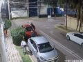VIDEO: Ladrones pasean con calma y dejan sin llantas a carros de vecinos