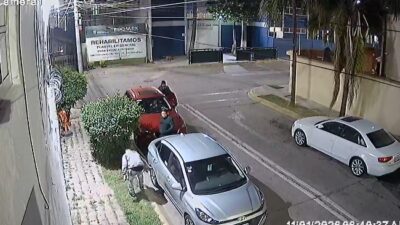 VIDEO: Ladrones pasean con calma y dejan sin llantas a carros de vecinos