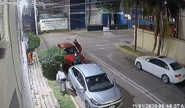 VIDEO: Ladrones pasean con calma y dejan sin llantas a carros de vecinos