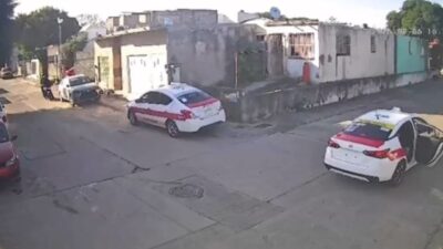 VIDEO: Asaltantes siguen a una abuelita en taxi, le pegan y le quitan su dinero