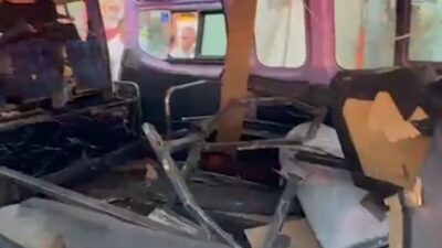 EXPLOSIÓN: Combi de pasajeros estalla repentinamente y termina en llamas