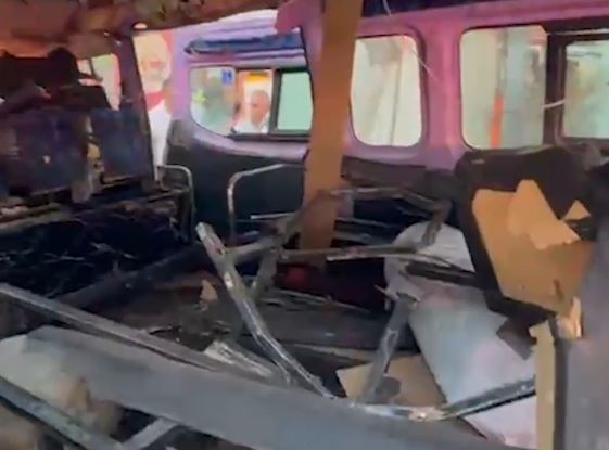 EXPLOSIÓN: Combi de pasajeros estalla repentinamente y termina en llamas