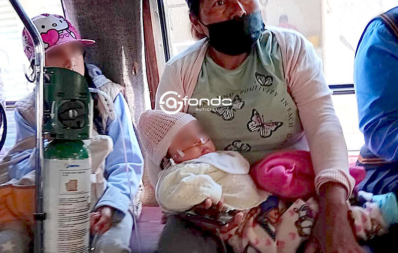 CONMOVEDOR. Captan a abuelita cargando en sus brazos a un bebé que requiere de oxígeno para respirar