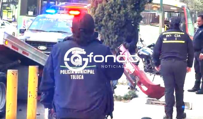 URGENTE: Conductor se pasa el alto y arrolla a pareja de motociclistas; el hombre murió