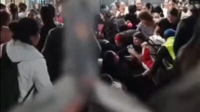 VIDEO: Usuarias del Metro corren al andén, tropiezan y forman una ‘montaña humana’