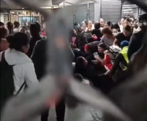 VIDEO: Usuarias del Metro corren al andén, tropiezan y forman una ‘montaña humana’
