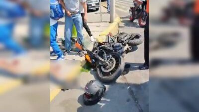 VIDEO: ‘Lucha por tus sueños’; motociclista derrapa y termina con huesos y tejidos expuestos