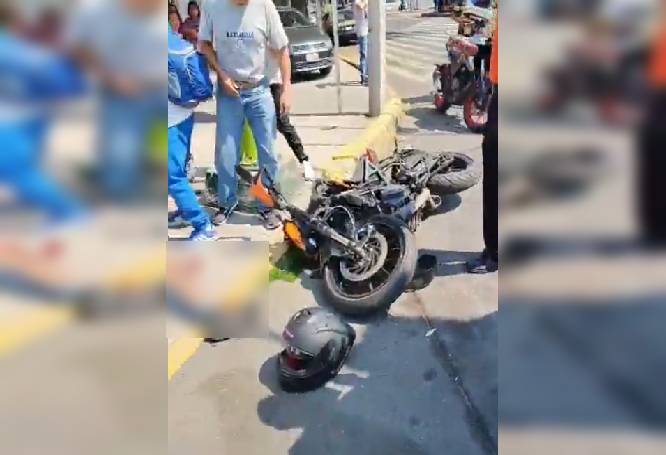 VIDEO: ‘Lucha por tus sueños’; motociclista derrapa y termina con huesos y tejidos expuestos