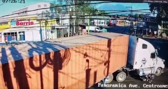 VIDEO: Motociclistas intentan rebasar por la derecha y un tráiler los aplasta