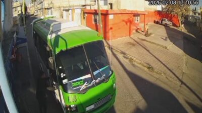 VIDEO: Abuelito es derribado por el camión del que acababa de bajar