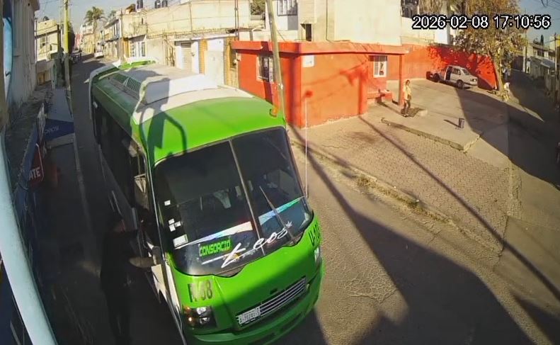 VIDEO: Abuelito es derribado por el camión del que acababa de bajar