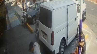 VIDEO: Rateros rompen cadenas y se llevan bicicletas afuera de negocios