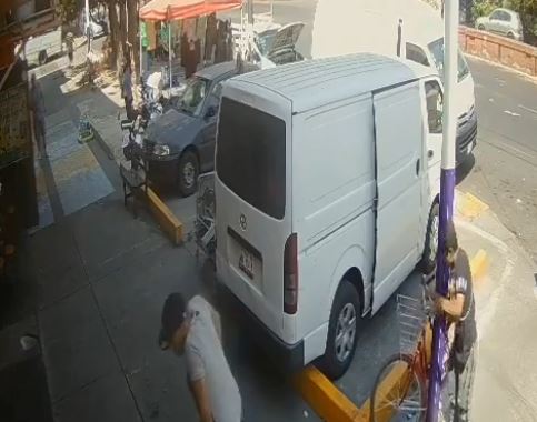 VIDEO: Rateros rompen cadenas y se llevan bicicletas afuera de negocios