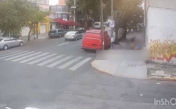 VIDEO: Vecinos veían cómo apuñalaban a una joven y nadie hizo nada; su ex la atacó