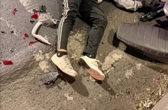 TRAGEDIA: Joven repartidor en moto ya no regresó a casa; un taxi lo arrolló