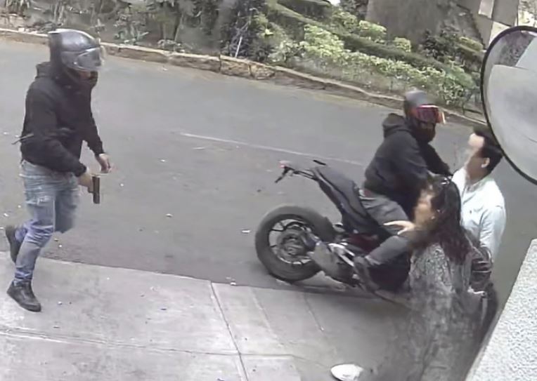 ALERTA: Pareja sufre violento asalto en una de las zonas ‘más seguras’