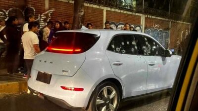 TERRIBLE: Jovencita de 14 años muere acribillada en un auto sin placas; su mamá está grave