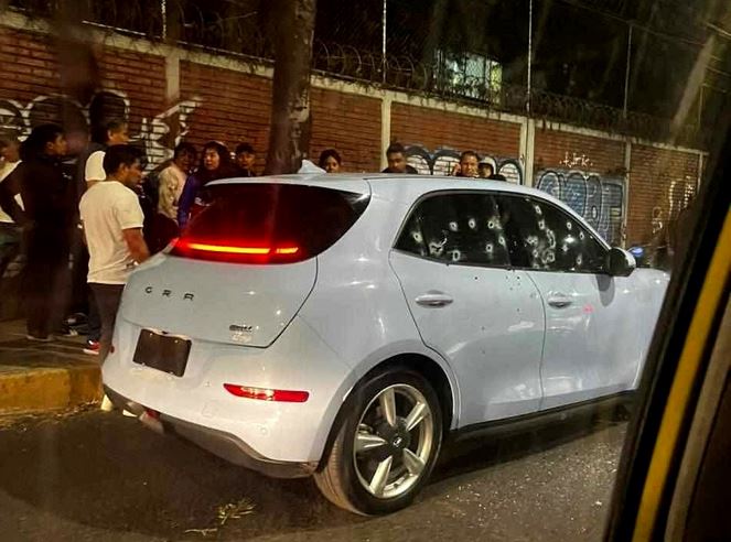 TERRIBLE: Jovencita de 14 años muere acribillada en un auto sin placas; su mamá está grave