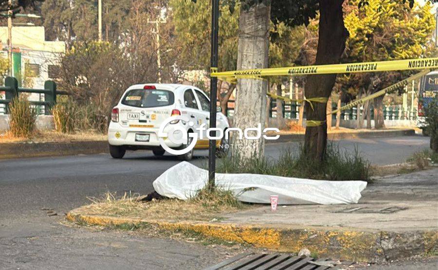 TRAGEDIA. Jóvenes en moto se ‘picudeaban’ con un conductor hasta que uno cayó y murió
