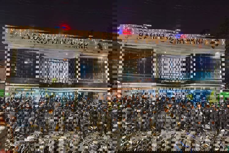 DISTURBIOS: Integrantes de la comunidad LGBT+ causan destrozos en una estación de policía