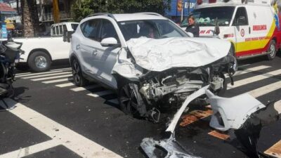 VIDEO. ‘¡No lo muevas!’; sujetos en auto robado provocan fuerte choque en Edomex