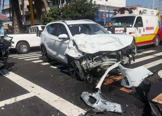 VIDEO. ‘¡No lo muevas!’; sujetos en auto robado provocan fuerte choque en Edomex
