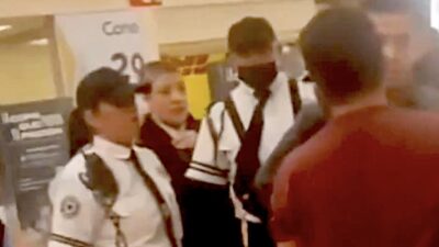 MANCHADOS. Empleados de Walmart confunden a cliente con un fardero y le dan una golpiza