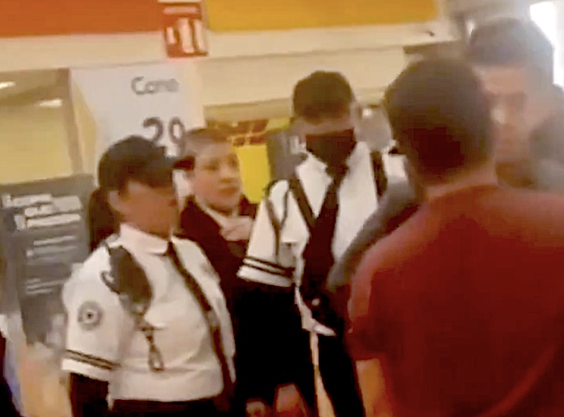 MANCHADOS. Empleados de Walmart confunden a cliente con un fardero y le dan una golpiza