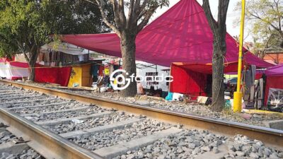 LAMENTABLE. Joven vendía mixiotes en un tianguis junto a las vías; el tren pasó a toda velocidad y lo arrolló