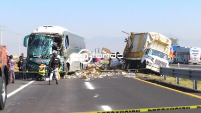 TRAGEDIA. Abueluta, chofer de autobús y motociclista, los muertos por mega carambola provocada por neblina