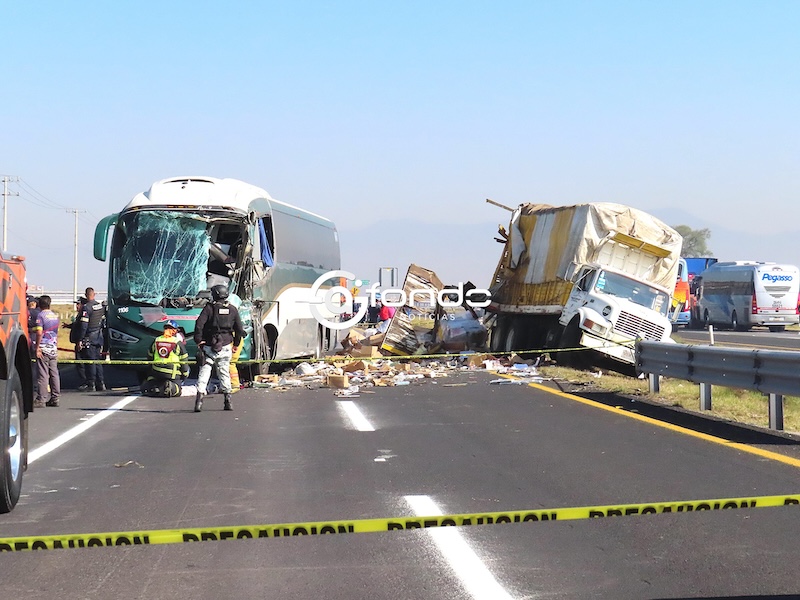 TRAGEDIA. Abuelita, chofer de autobús y motociclista, los muertos por mega carambola provocada por neblina