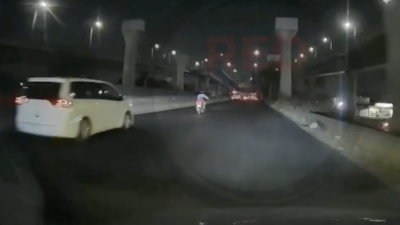 BRUTAL. Conductor de camioneta embiste a dos jóvenes que viajaban en una motocicleta sobre Periférico