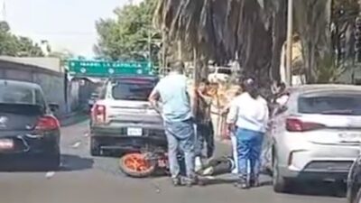 VIDEO: Motociclista accidentado termina en el asfalto y comienza a convulsionar