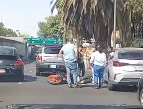 VIDEO: Motociclista accidentado termina en el asfalto y comienza a convulsionar