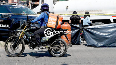 TERRIBLE. Joven en moto pierde el casco y acaba muerto abajo de una pipa de agua