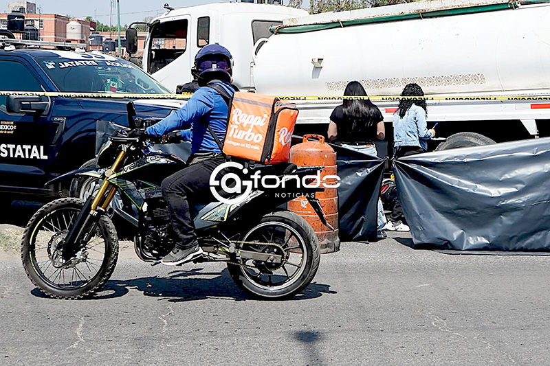 TERRIBLE. Joven en moto pierde el casco y acaba muerto abajo de una pipa de agua