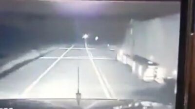 VIDEO: Trailero de la empresa ‘Tres Guerras’ invade carril y choca contra un autobús; hay 5 muertos