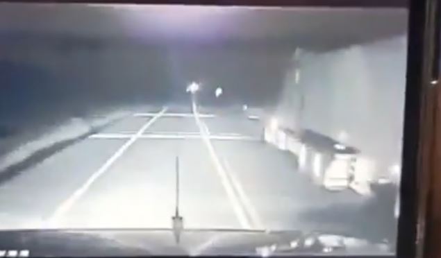 VIDEO: Trailero de la empresa ‘Tres Guerras’ invade carril y choca contra un autobús; hay 5 muertos