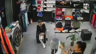 VIDEO: Falso cliente pide ver unos tenis, se los prueba y huye a toda velocidad