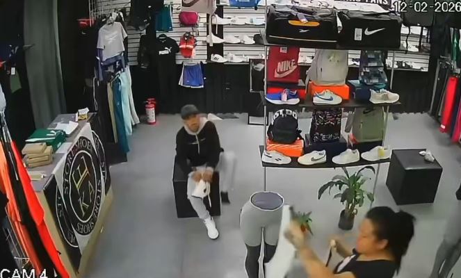 VIDEO: Falso cliente pide ver unos tenis, se los prueba y huye a toda velocidad