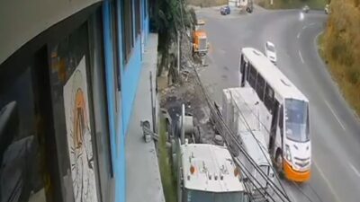 VIDEO: Motociclista toma una curva, invade carril y lo impactan de frente en Edomex