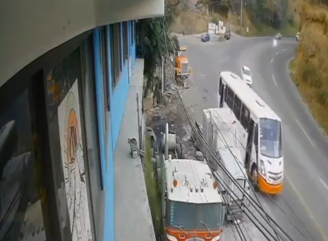 VIDEO: Motociclista toma una curva, invade carril y lo impactan de frente en Edomex