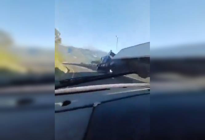 VIDEO: Chofer cae con todo y tráiler a un barranco en la carretera; murió al instante